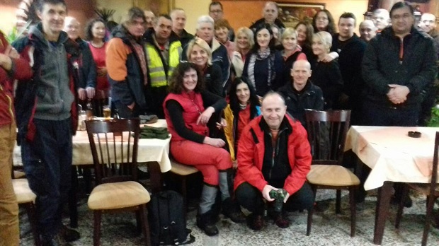 БИЛИ ЗАВЕЈАНИ ШЕСТ САТИ НА ПУТУ: Аутобус са 30 планинара одсечен на путу код Кучева, пешке кроз сметове